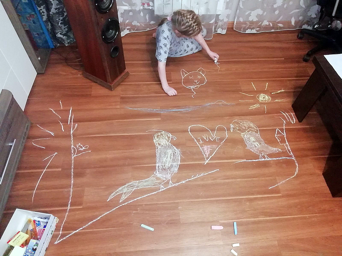 Ребенок рисует на полу